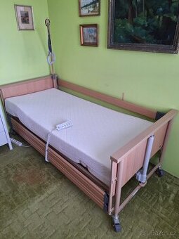 Elektronicky polohovatelná postel