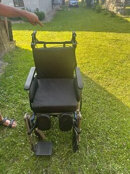 Invalidní vozík s nastavitelnými polohami