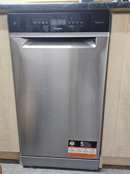Myčka WHIRLPOOL úzká, stříbrná, ještě 2 roky v záruce