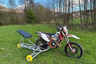 Wheelie trenažér pre jazdu po zadnom kolese