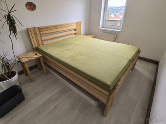 Masivní postel Jasan