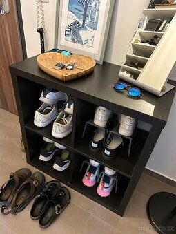 Policový díl IKEA KALLAX 2x2 v černohnědé barvě