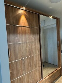 Luxusní šatní skříň , téměř jako nová