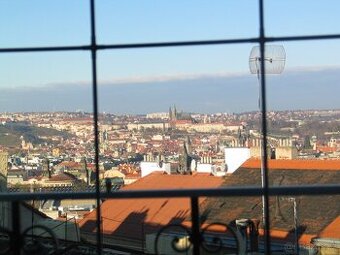 Byt u Riegrových sadů - výhled na Hradčany a okolní střechy