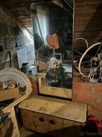 Stará skříňka se zrcadlem