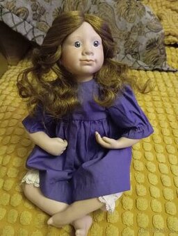 Panenka s keramickou hlavičkou