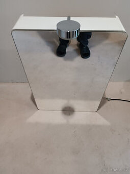 Zrcadlová skřínka se světlem