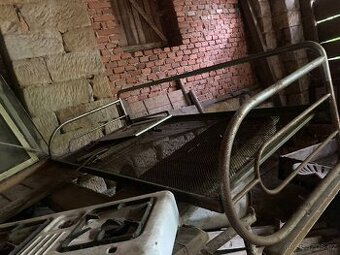 Stará chromová postel