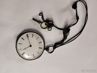 Stříbrné hodinky, funkční, 8 rubínů