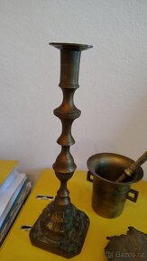 Hmoždíř, svícny mosazné.