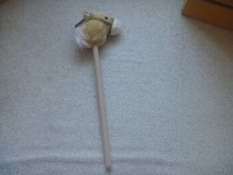 hobby horse - světlá plyšová koňská hlava na dřevěné tyči