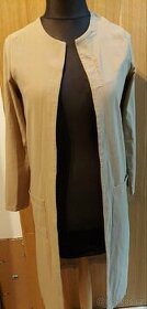 Dlouhý lehký kabát.