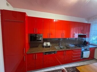Luxusní kuchyňská linka se žulovou deskou i se spotřebiči