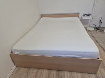 postel šíře 140 cm