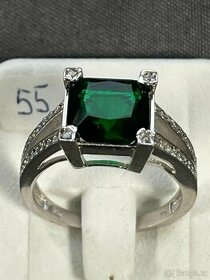 Stříbrný prsten se zirkony a syntetickým smaragdem