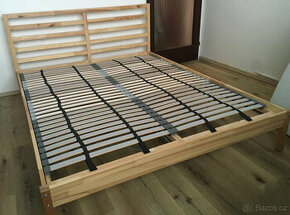 Dřevěná postel IKEA 140x200 cm + lamelové rošty + matrace