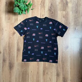 Černé Nike triko velikosti M