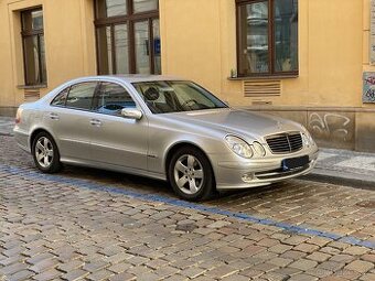 MERCEDES E 220CDi W211 KRÁSNÝ A NADSTANDARDNĚ ZACHOVALÝ