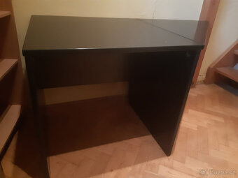 stůl černý dřevěný