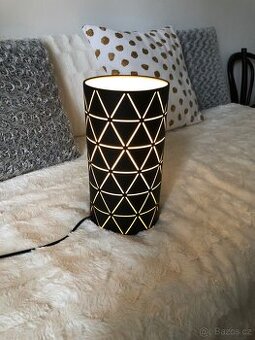 Stolní černá lampa