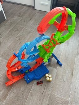 Hot Wheels dráha se čtyřmi smyčkami