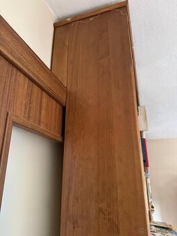 Prodám masivní dubovou knihovnu od truhláře