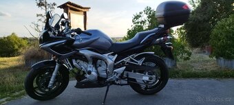 Yamaha Fazer FZ6 – 72 kW, 2006 – najeto pouze 21 000 km