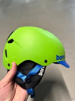 Helma s kšiltem na lyže i snowboard Bern