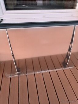 Průhledná stříška z plexiskla o rozměrech 135 x 95 cm.