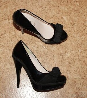 Černé kožené lodičky zn. Tamaris v. 37