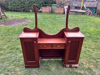 Starozitny toaletni stolek