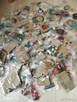 Různé šperky nové hand made náramky,náhrdelníky apod.