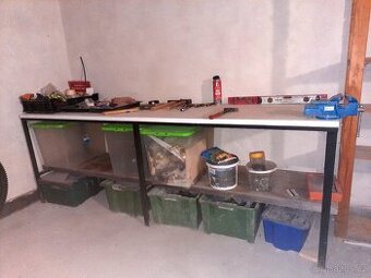 Kovový pracovní stůl do dílny + zdarma regál a stolek