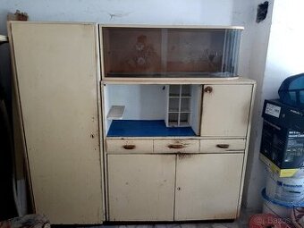 stylový starý kredenc, příborník na chalupu