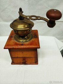 Starý mlýnek na kávu dřevo mosaz