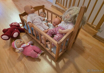 Robustní dřevěná postýlka + sbírka panenek