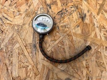 Měřic tlaku pneu s automobilem Škoda