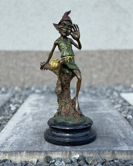 Bronzová socha Skřítek goblin větev mince fantasy štěstí