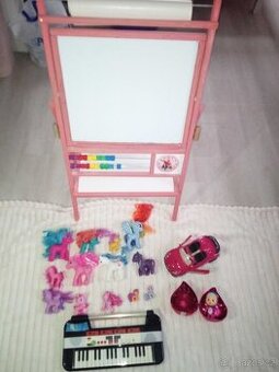 Auticko, poníky, panenka Cry Babies, školní tabule, klavírek