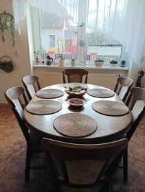 Jídelní stůl z masivu a 6 židlí