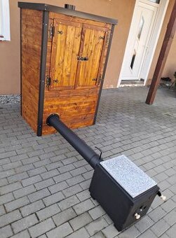 Velká dřevěná udírna