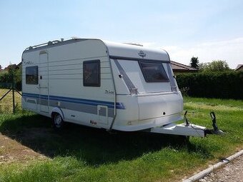 Karavan HOBBY 460 s předstanem a nádrží na vodu 80 l