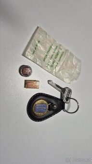 Original klíč Fiat 600 s klíčenkou a 2 odznaky - 1