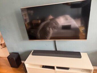 4K UHD Smart TV Panasonic TX-48AX630 a soundbar TCL TS8132