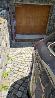 Garážová sekční vrata Lomax s elektrickým pohonem REZERVACE