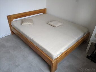 Manželská postel z masivu