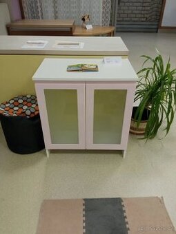 komoda s prosklenými dveřmi