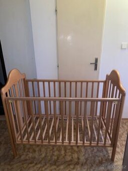 Dřevěná dětská postýlka