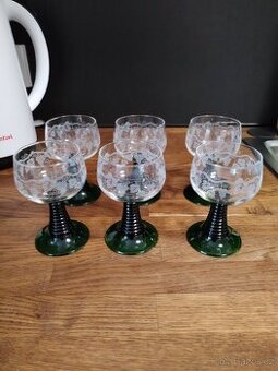 Skleničky na víno 6 kusů.