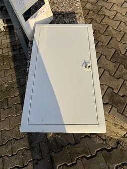 Podomítkový elektrický rozvaděč s kovovými dveřmi HAGER